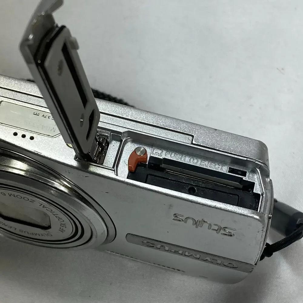 Olympus Stylus 820 Compact Camera Silver 8.0MP with Battery Not Tested